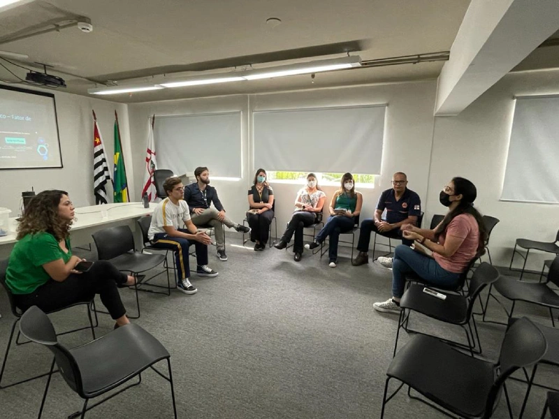Aluno Lucas Hadlich Sampaio conversa com membros da Defesa Civil de São Paulo sobre projeto do Cientista Aprendiz.
