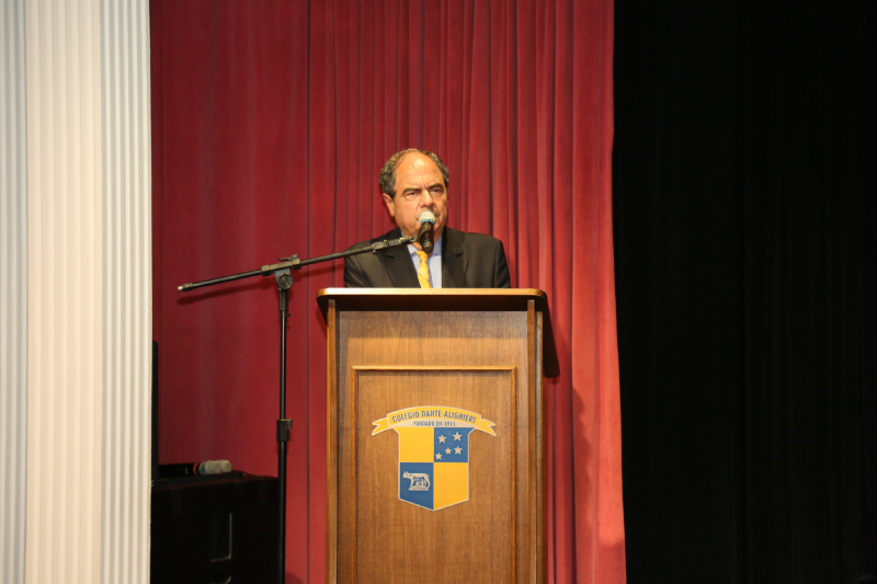 Presidente do Dante, dr. José Luiz Farina discursa em cerimônia de entrega dos certificados aos alunos aprovados no exame de Cambridge.