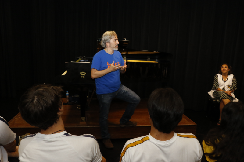 Pianista Marcelo Ghelfi em conversa com alunos de eletivas de música