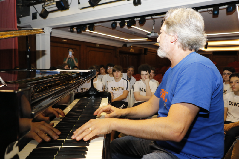 Pianista Marcelo Ghelfi toca para alunos de eletivas de música