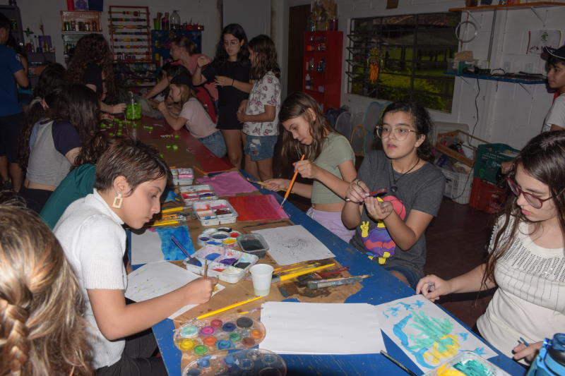 Dantianos do 7º realizam atividade artística em viagem a acampamento educacional