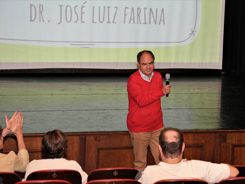 O presidente do Dante, dr. José Luiz Farina, discursa em evento sobre o bicurricular italiano