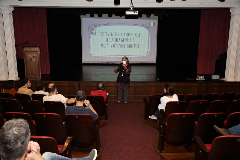 Diretora-geral educacional do Dante, professora Valdenice M. M. de Cerqueira, discursa em evento sobre o bicurricular italiano
