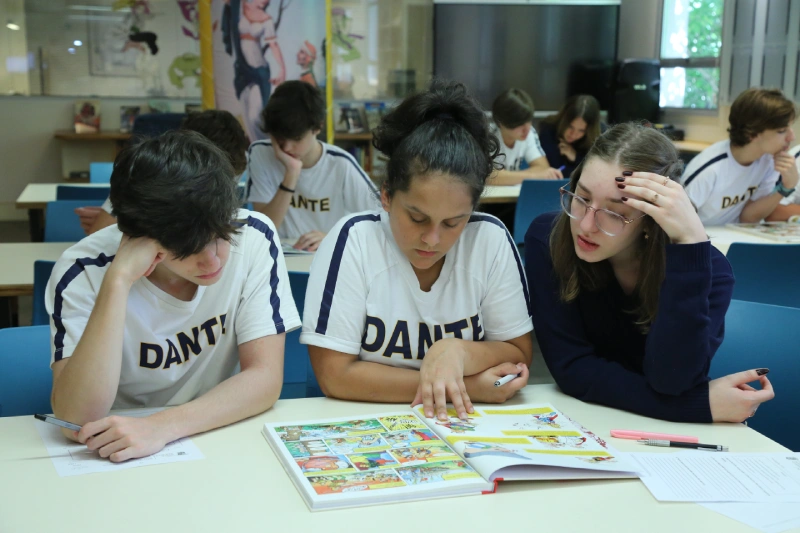 Alunos do 2º Liceo leem quadrinhos de Asterix em aula de Storia