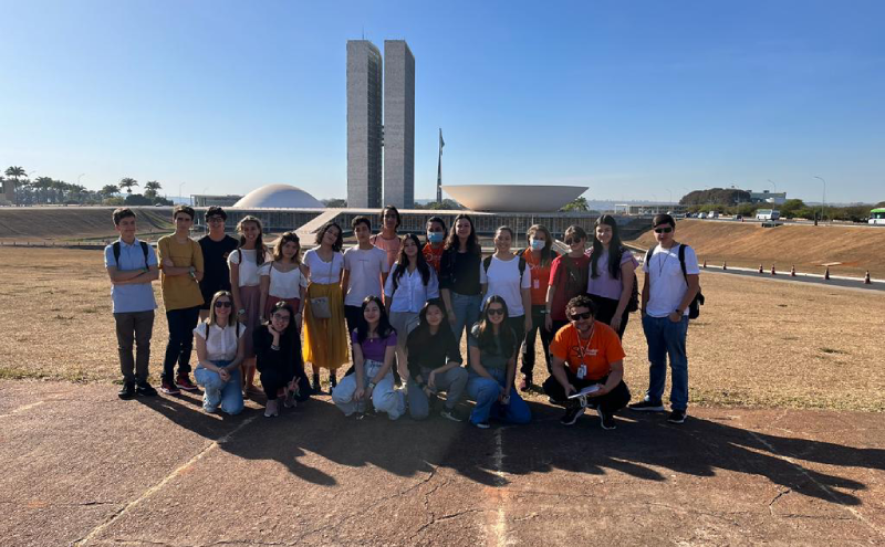 Alunos da 1ª série do Ensino Médio na Esplanada dos Ministérios, em viagem a Brasília