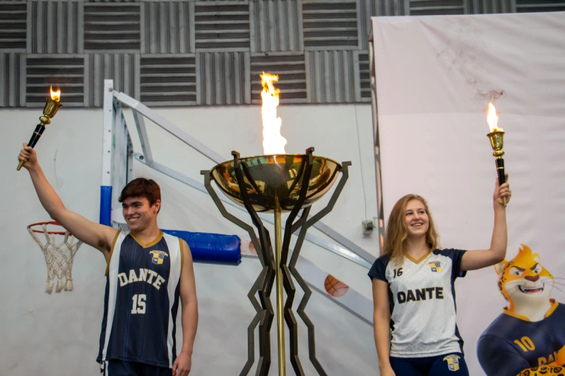 Alunos acendem a pira olímpica na abertura da 18ª Olimpíada Interna do Dante