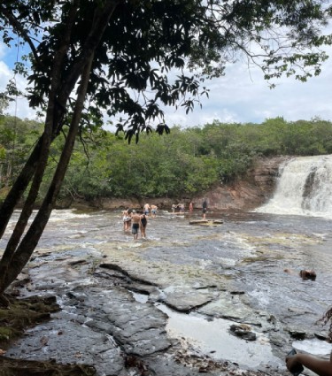 Alunos da 3ª série tomam banho de cachoeira em viagem a Manaus