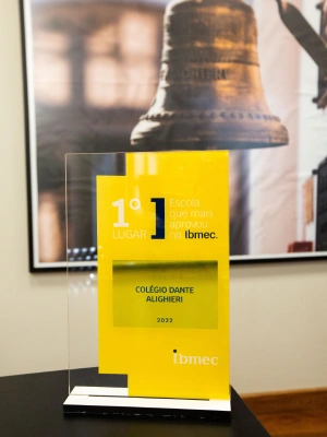 Dante recebe prêmio do Ibmec por êxito no vestibular de 2022