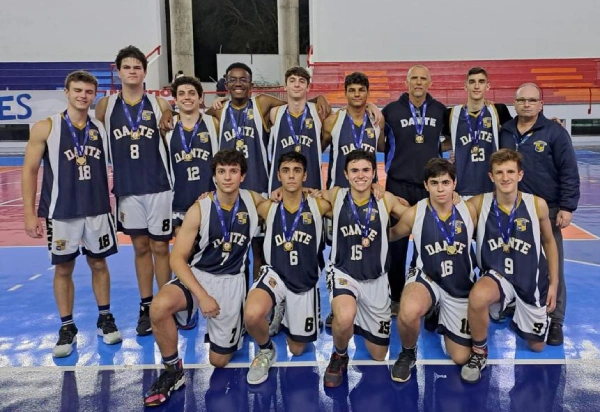 Os jogadores de basquete sub-18 venceram o Torneio MAgno com 100% de aproveitamento.