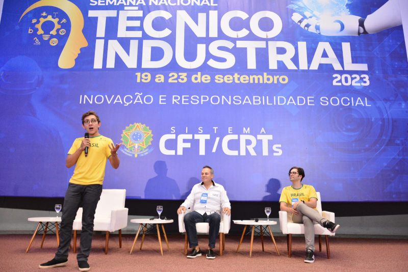 O aluno Lucas Hadlich Sampaio, da 3ª série, apresenta projeto em Brasília