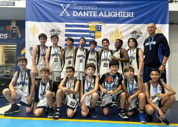 Equipe sub-12 de basquete masculino campeã do Torneio Dante.