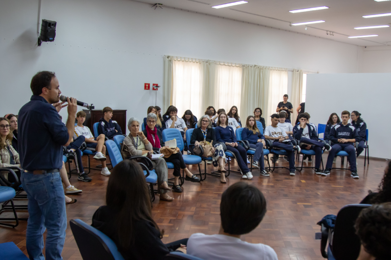 Alunos do Liceo assistem a palestra na Semana da Língua Italiana no Mundo