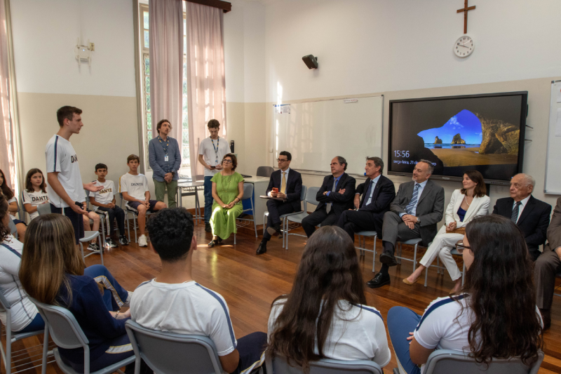 Alessandro Cortese, novo embaixador da Itália no Brasil, conversa com alunos do Dante