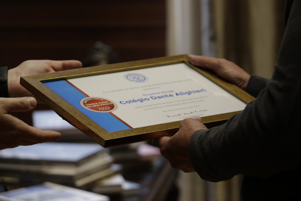 Dante recebe certificado de Empresa Amiga concedido pela Santa Casa de São Paulo