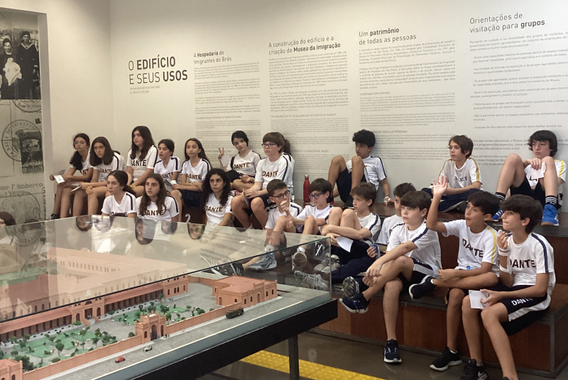 Alunos do Liceo Scientifico e Scuola Media participando de palestra dentro do Museu da Imigração