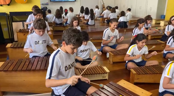 Alunos participam de atividade de cânone e tocam Fruit Canon durante aulas de música